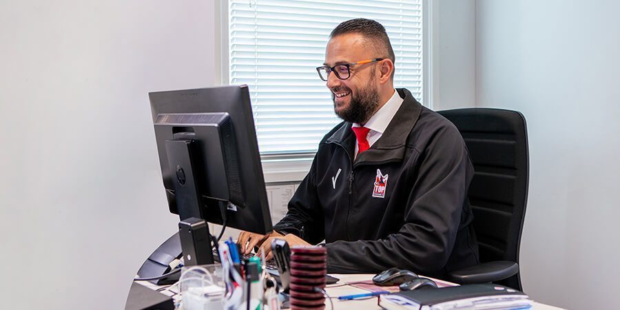 TOP Beveiliging Security guard behind the screen